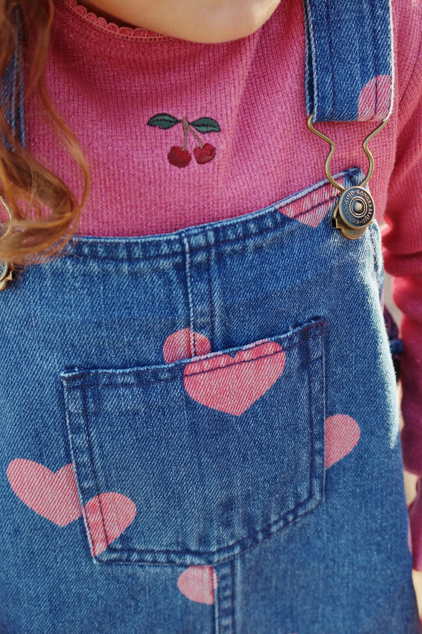 Vestito salopette Magot in jeans con cuori rosa - Konges Sløjd